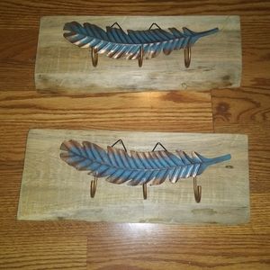 2 feather hangers